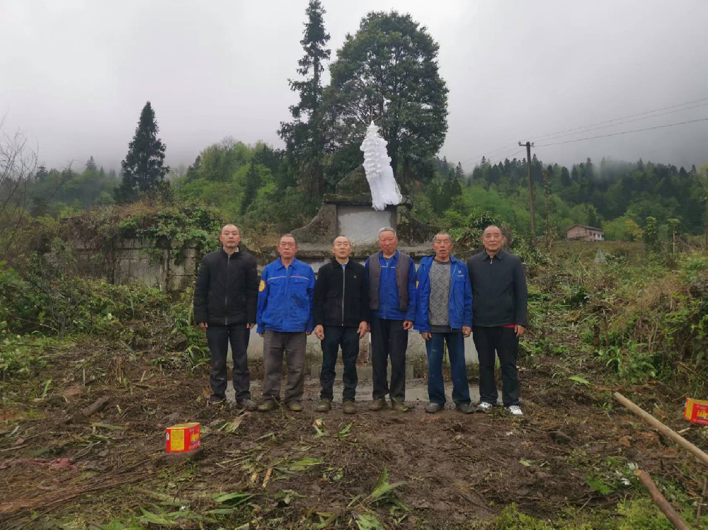 南川联络处 ▏清明生嘉祥 祖坟耀千秋  大有大堡黄氏后代冒雨修缮祖坟